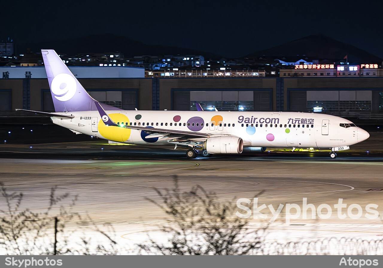 9 Air Boeing 737-86X