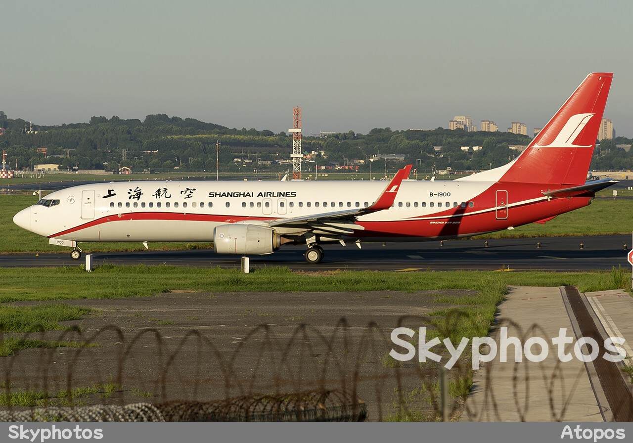 上海航空 Boeing 737-86D