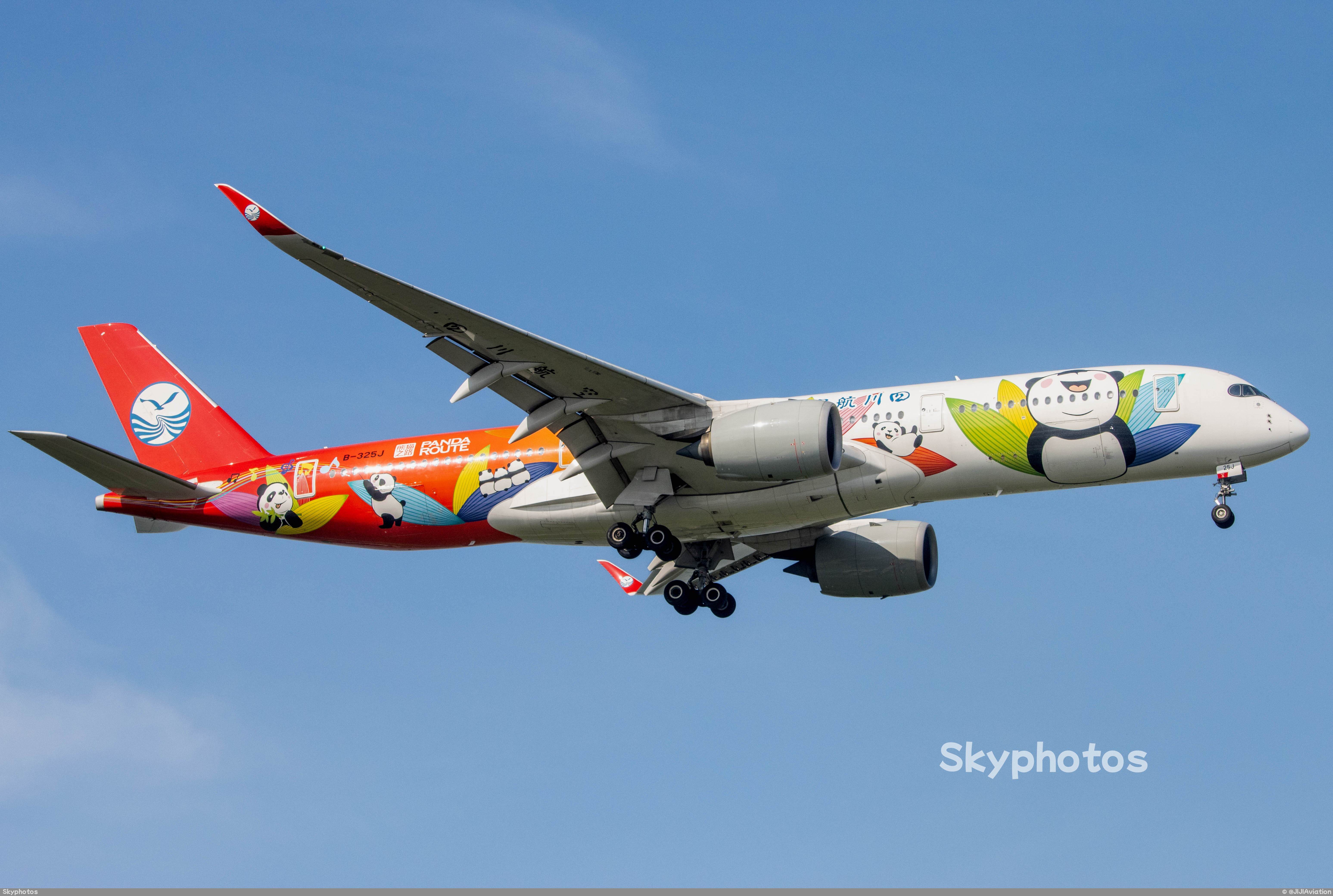 四川航空 A350-941 at 深圳宝安国际机场