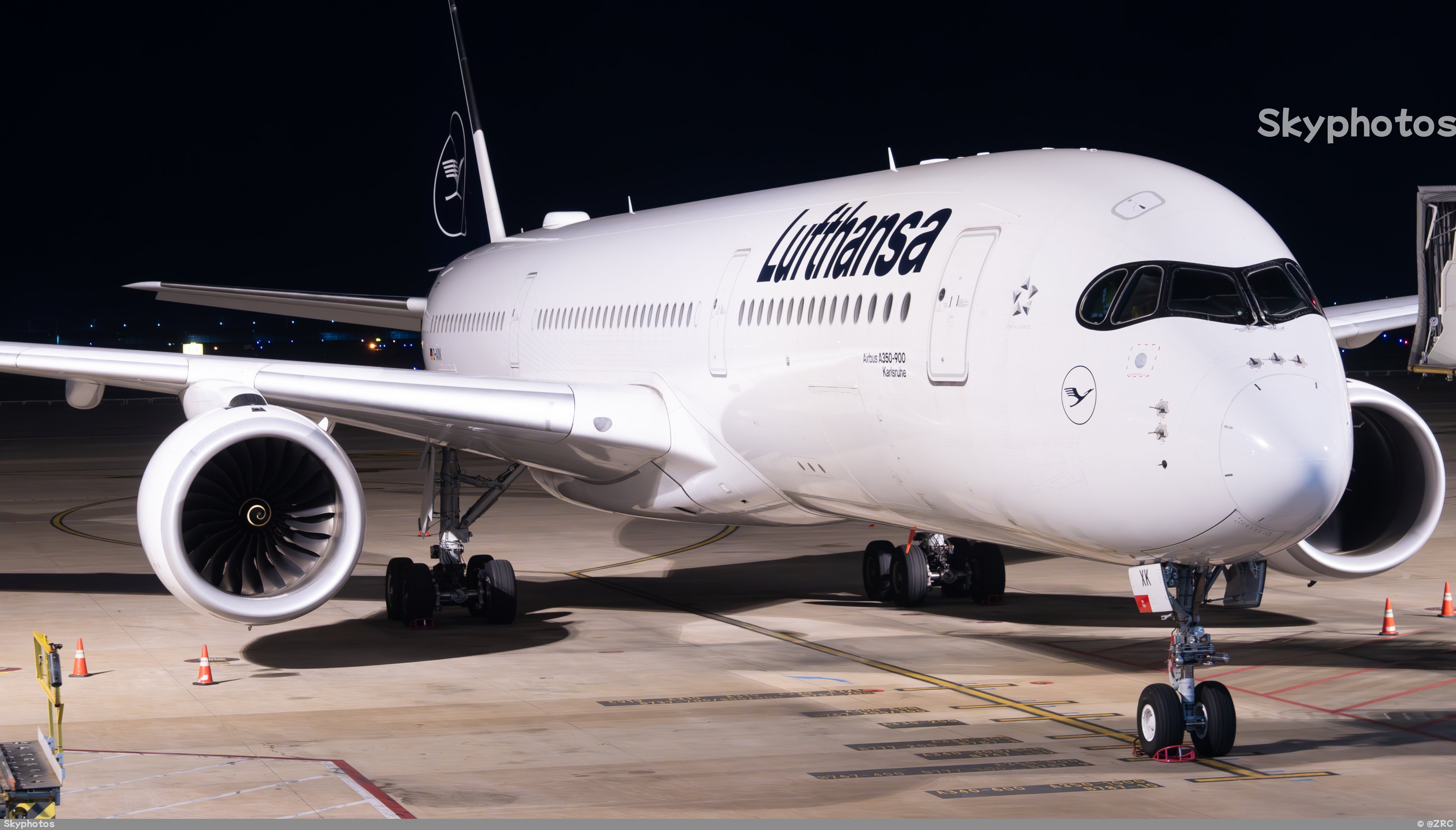 Lufthansa A350-941 at PVG