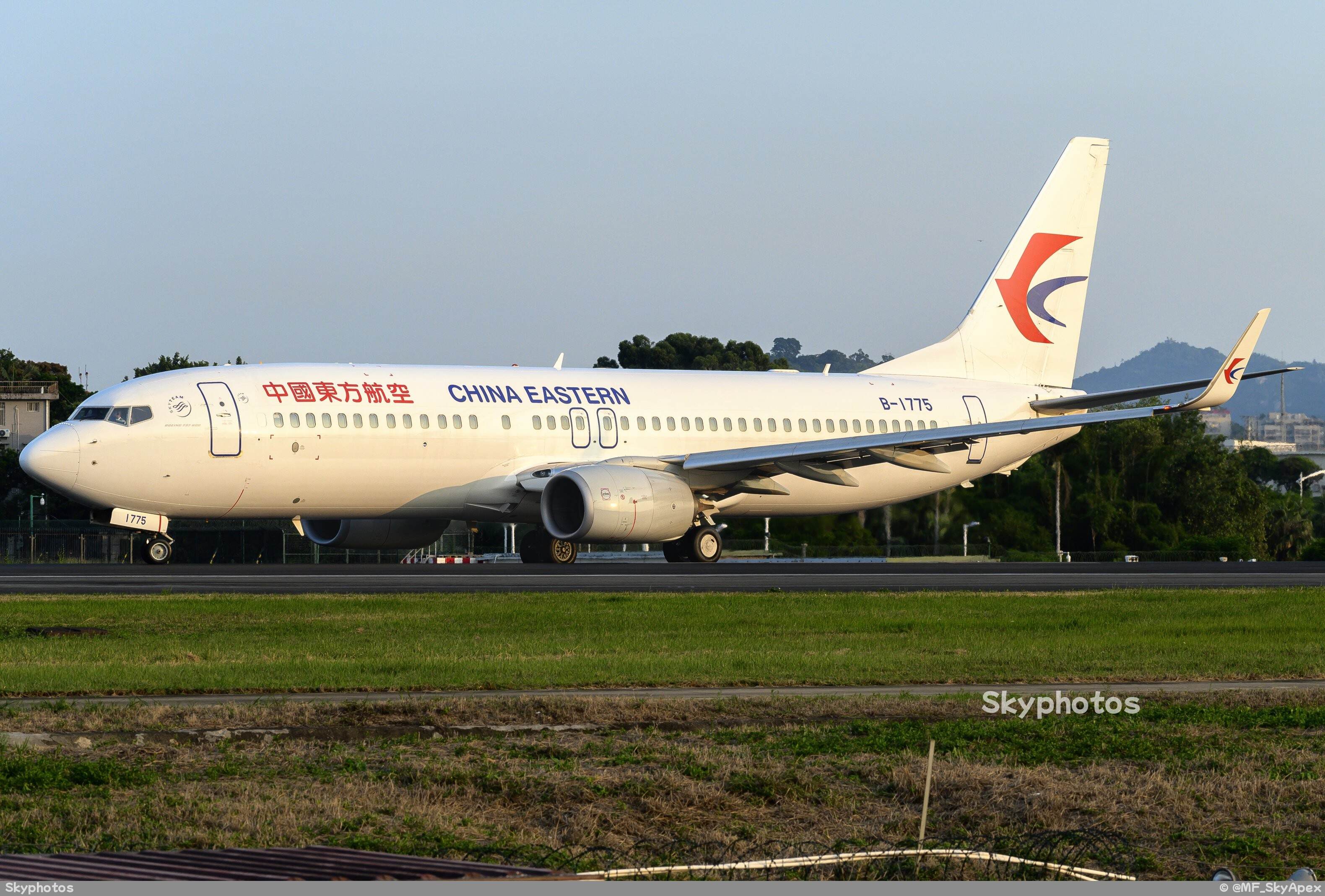 中国东方航空 B737-89P(WL)