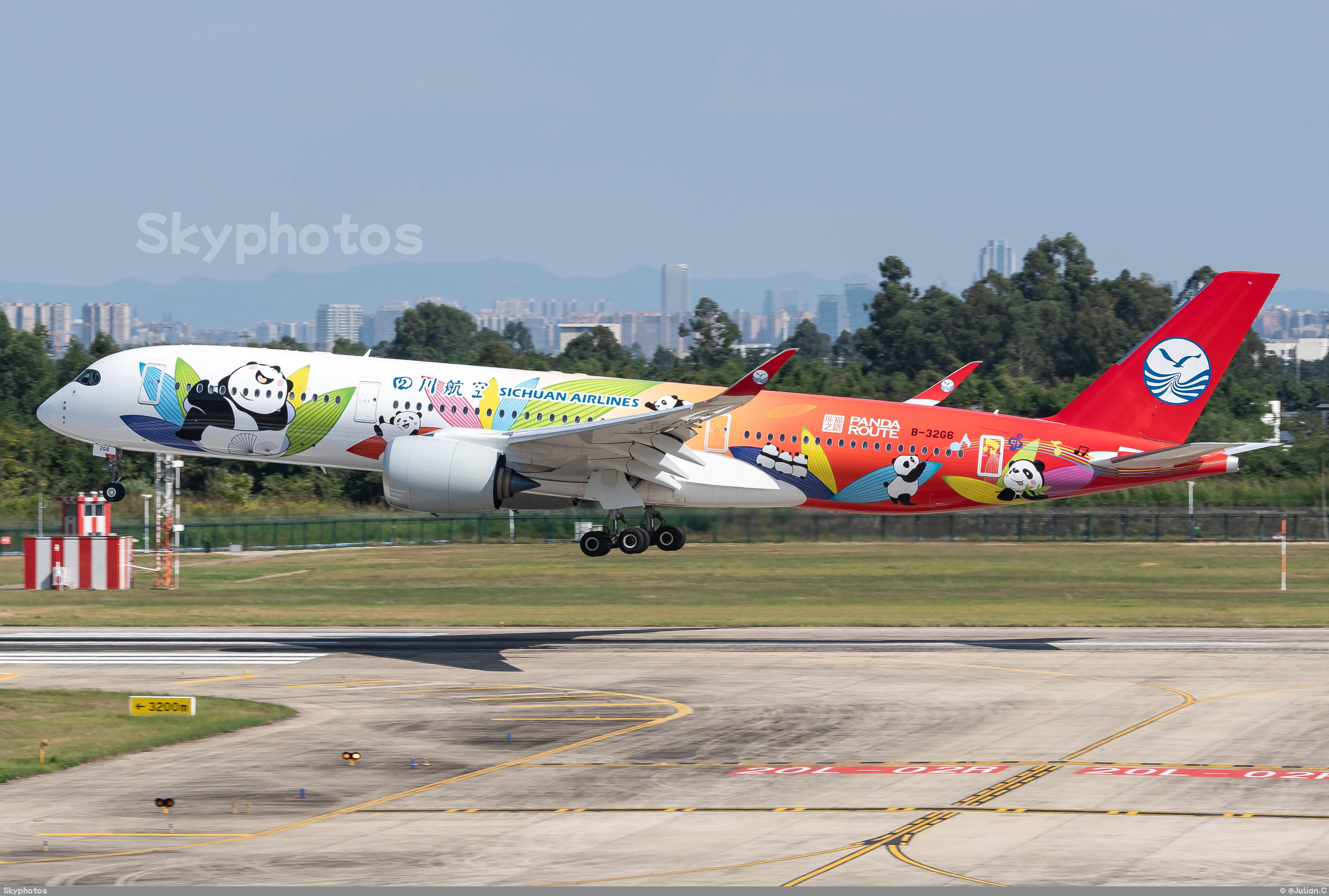 四川航空 A350-941 at 成都双流国际机场
