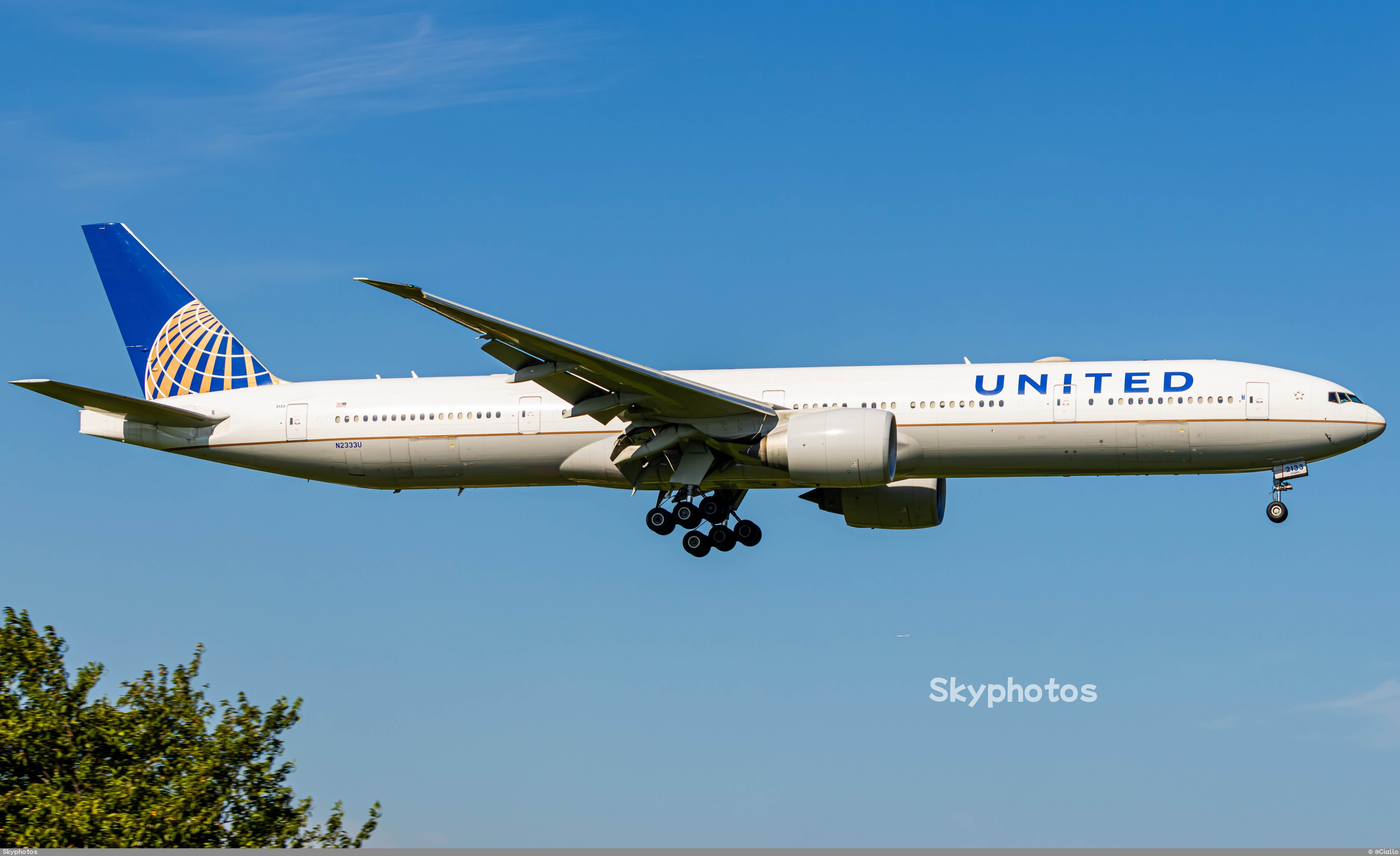 United Airlines Boeing 777-322(ER) at NRT/RJAA