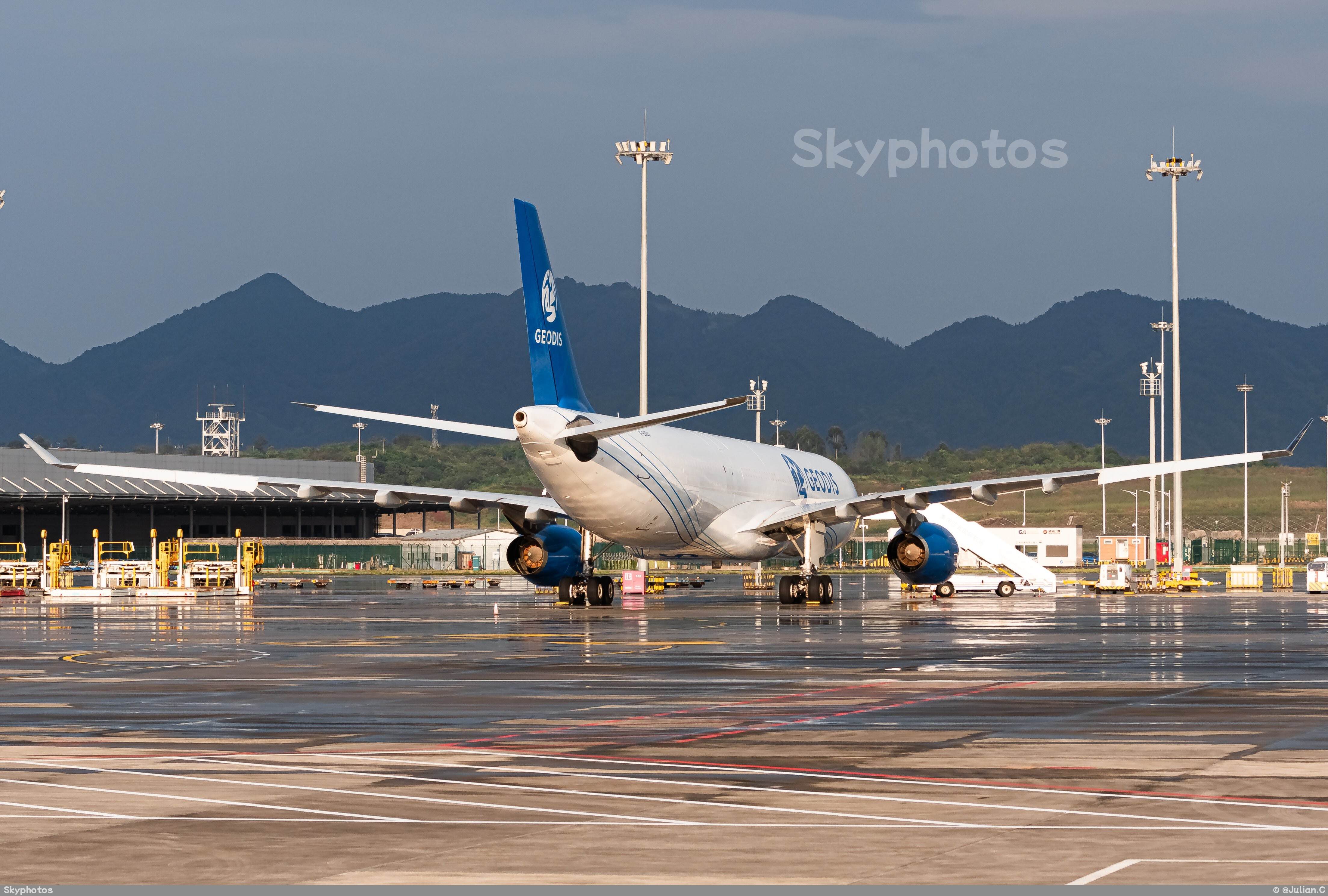 Titan Airways Airbus A330-343（P2F）
