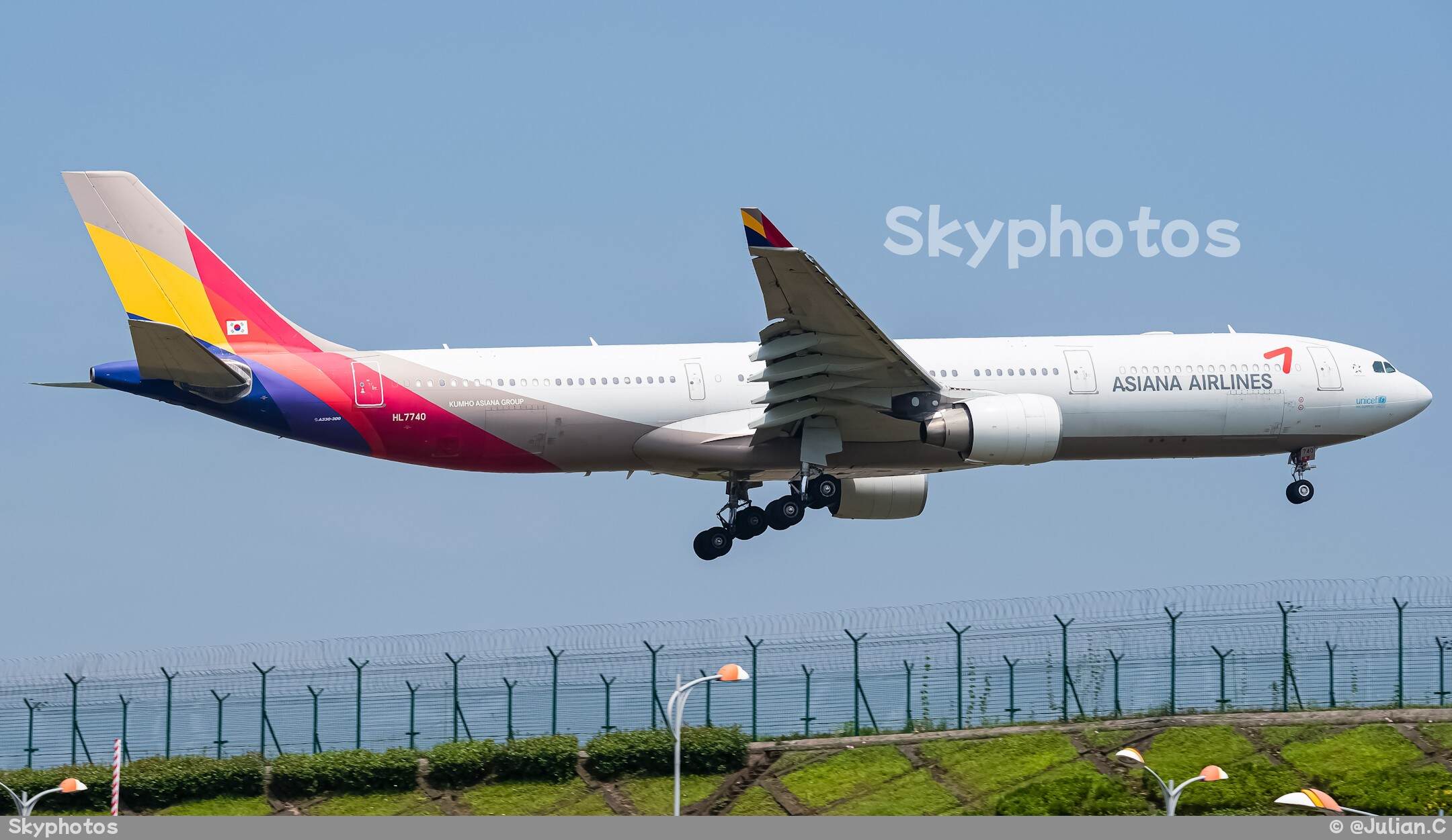 Asia Airlines Airbus A330-323