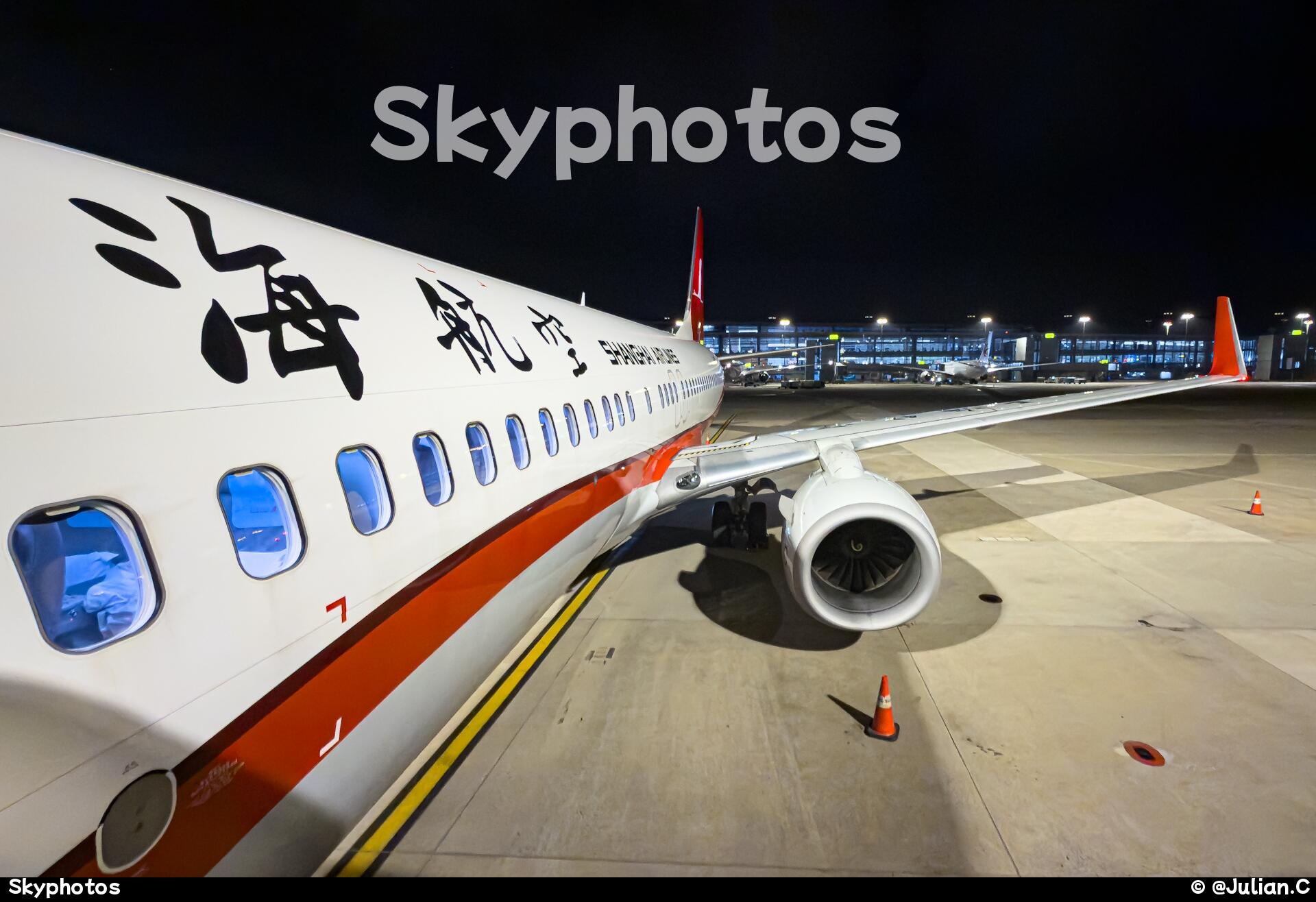 上海航空 Boeing 737-86D(WL)
